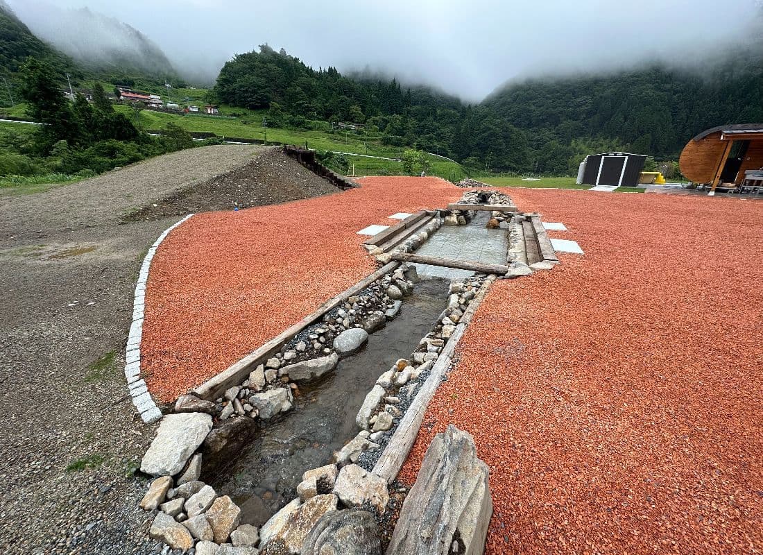 川の流れるキャンプ場
